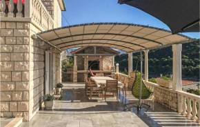 Amazing home in Pucisca with Jacuzzi, WiFi and 3 Bedrooms